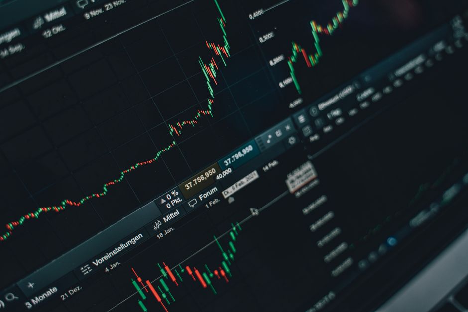 شاشات تداول الأسهم السعودية تعرض الرسوم البيانية لحظياً