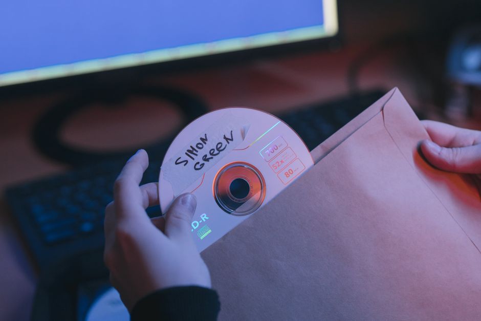 شاشة حاسوب تعرض ملفات صور رقمية منظمة في مجلدات للحفظ الآمن