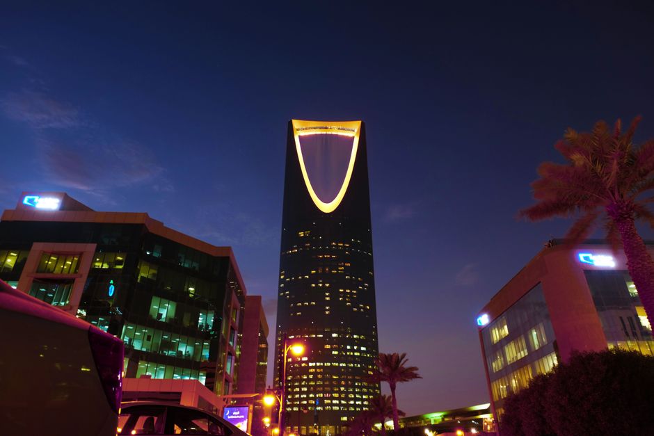 أفق مدينة الرياض المالية مع ناطحات السحاب المضيئة
