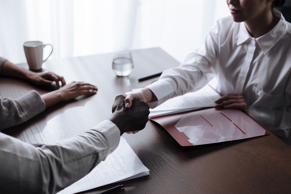 مستثمر يخطط توزيع محفظته المالية مع مستشار