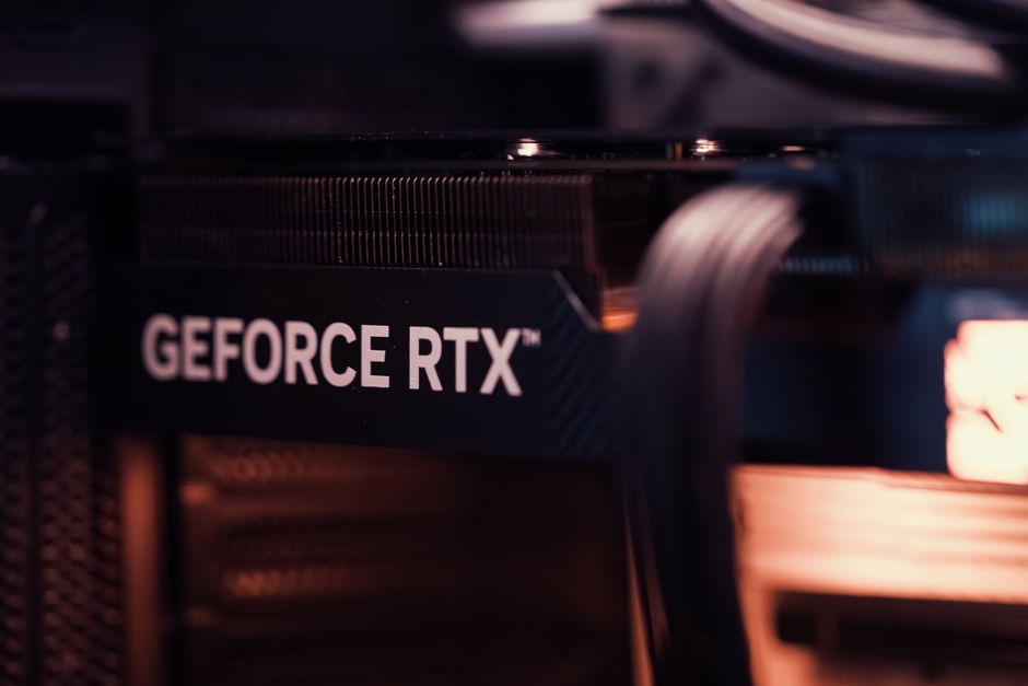صورة مقربة لبطاقة رسومات RTX حديثة داخل جهاز كمبيوتر