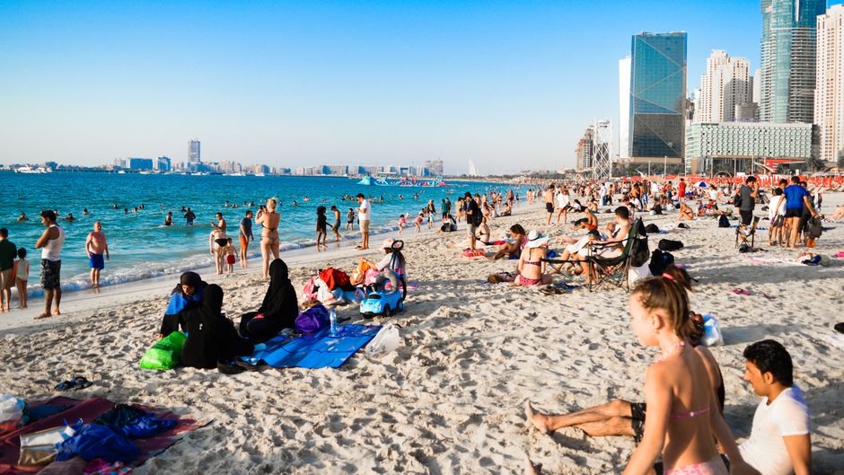 أفضل شواطئ الإمارات للسباحة: دليل شامل 2026