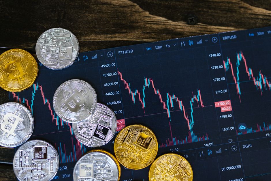 مخططات أسعار العملات الرقمية مع عملات بيتكوين أمام الشاشة