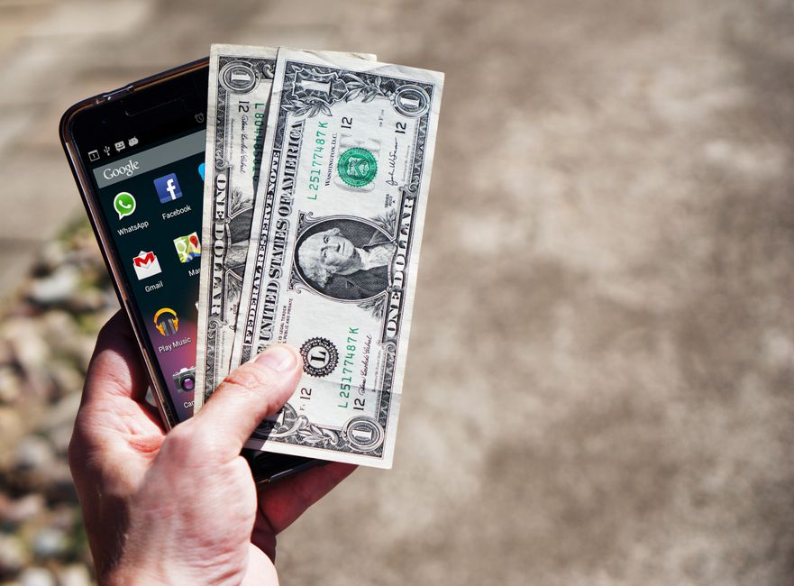 هاتف ذكي يعرض محفظة رقمية للعملات المشفرة في السعودية