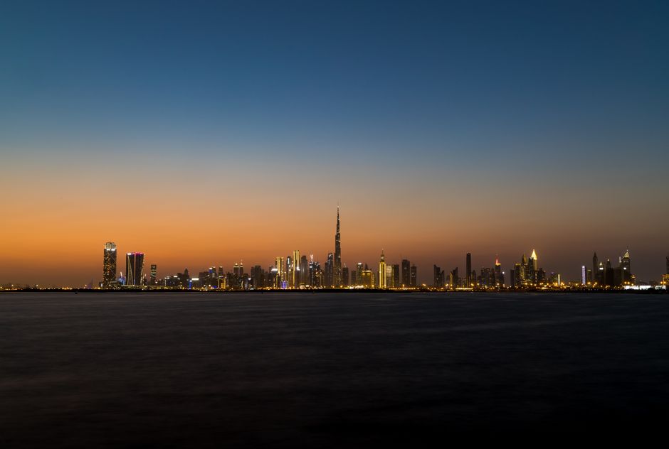 أفق مدينة دبي مع برج خليفة خلال رحلة اقتصادية 2026