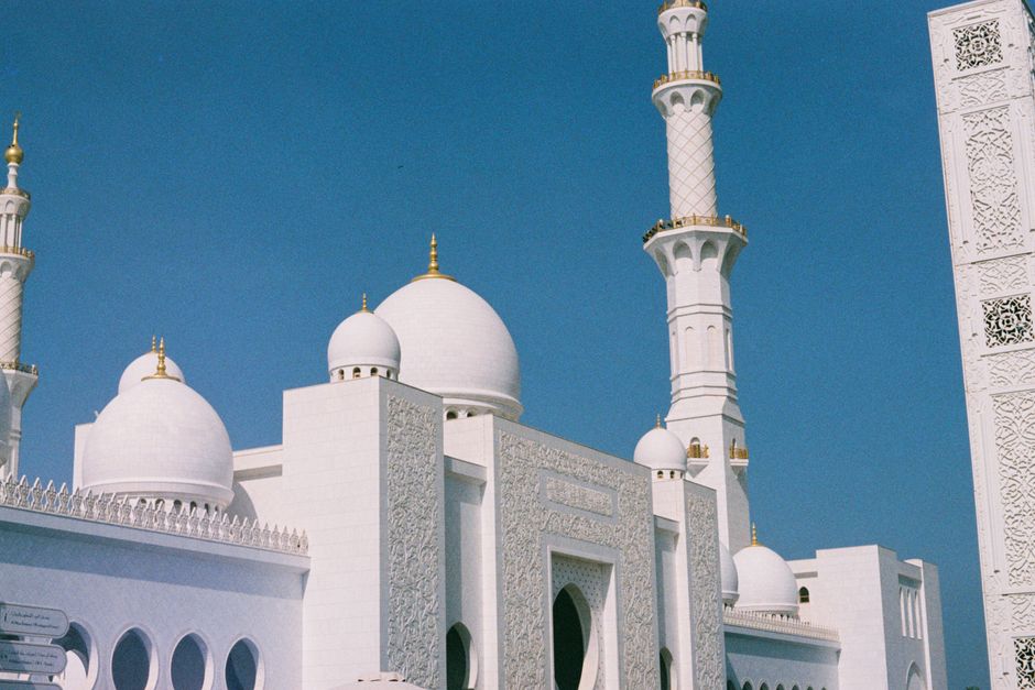 الجامع الكبير في أبوظبي وجهة سياحية اقتصادية مميزة