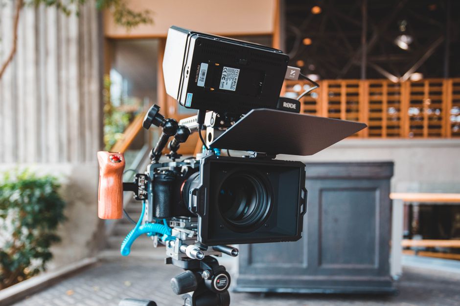 كاميرا سينمائية احترافية وأجواء تصوير داخل استوديو هوليوودي