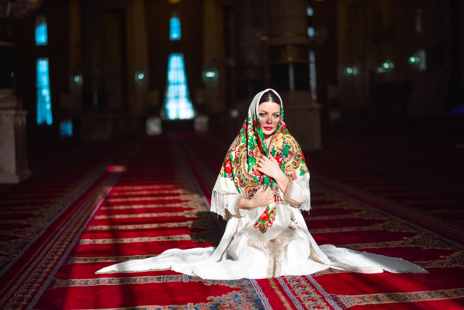 أشهر ممثلة خليجية في هوليود: قصص النجاح والإنجازات العالمية