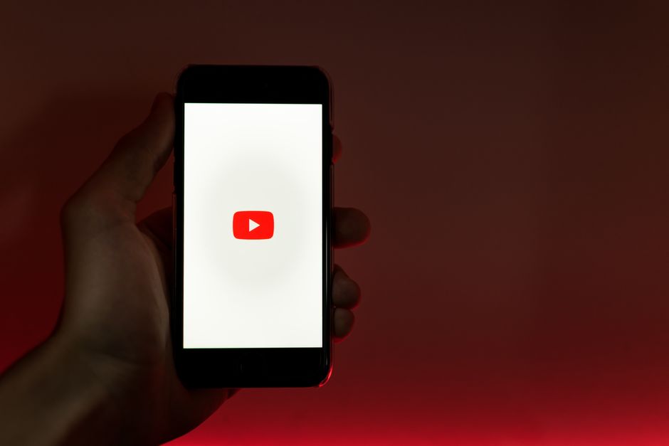 مشاهدة عملاً سعودياً عبر تطبيق بث رقمي على شاشة الهاتف
