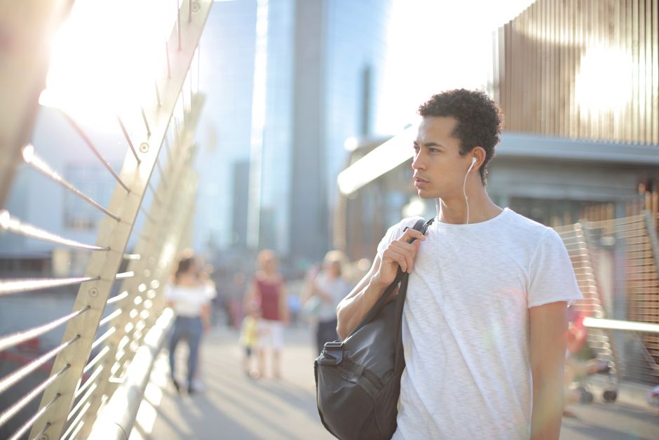 شخص يرتدي سماعات AirPods Pro 2 في شارع مدينة مزدحم
