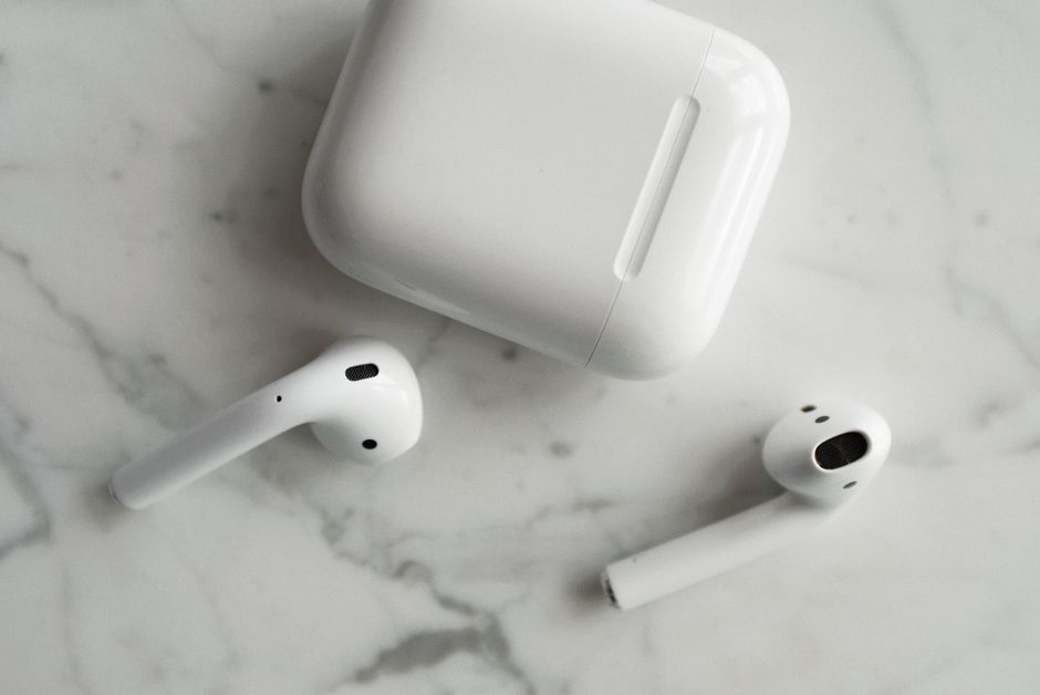 مراجعة سماعات AirPods Pro 2 العربية: الأداء والميزات والسعر في السعودية 2026