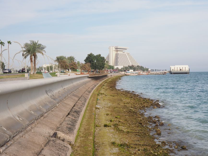 كورنيش جدة وأبراجها الساحلية حيث يقصد النجوم الأحياء المطلة على البحر