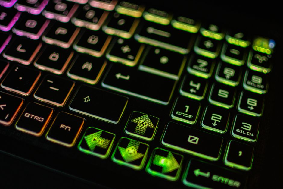 لابتوب ألعاب حديث بإضاءة RGB في غرفة مظلمة