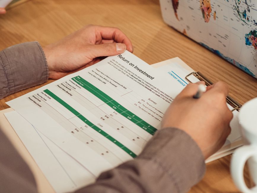 حاسبة استثمارية ومستندات تخطيط مالي على مكتب