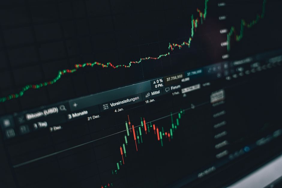 شاشة تداول الفوركس والعملات الرقمية مع رسوم بيانية