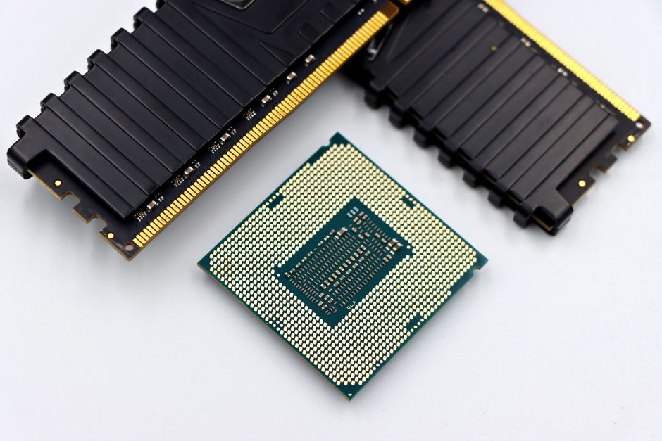 لقطة مقربة لمعالج Snapdragon 8 Gen 4 داخل هاتف حديث