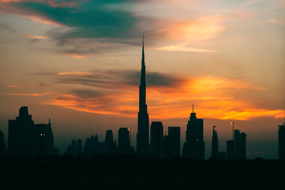 أفق مدينة دبي مع برج خليفة عند غروب الشمس في 2026