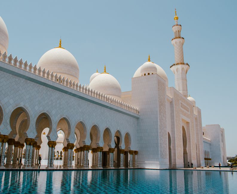 جامع الشيخ زايد الكبير في أبو ظبي بدرجات اللون الأبيض