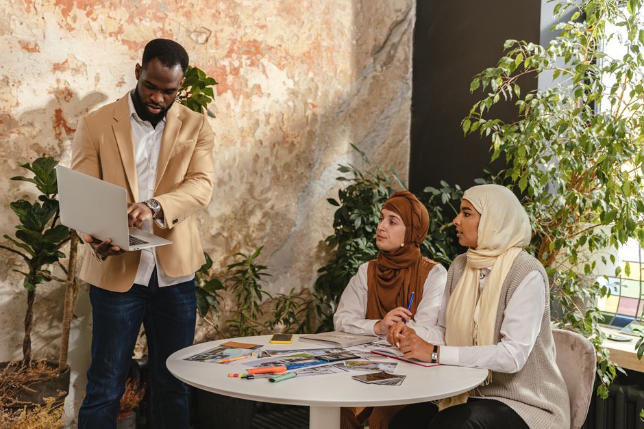فريق عمل سعودي يخطط لحملة تسويقية لمشروع صغير ناجح