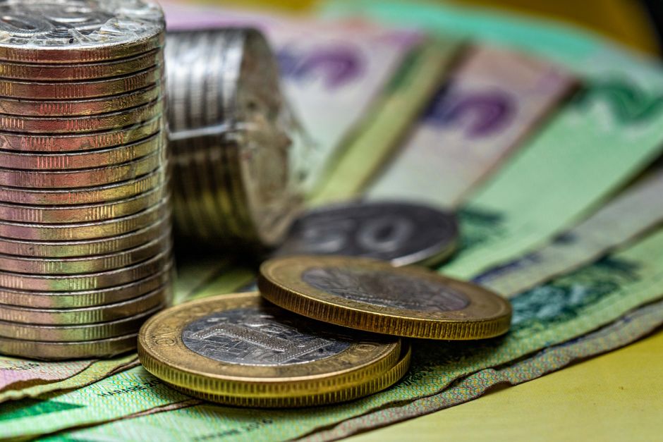 أوراق مصرفية سعودية وعملات معدنية تمثل الثروة والمال