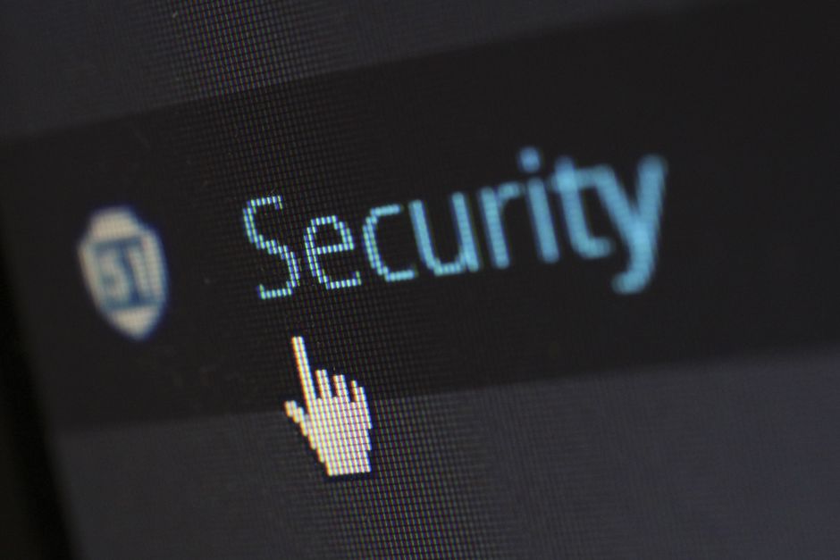 قفل رقمي يرمز لأمن المعلومات والحماية من الاختراقات