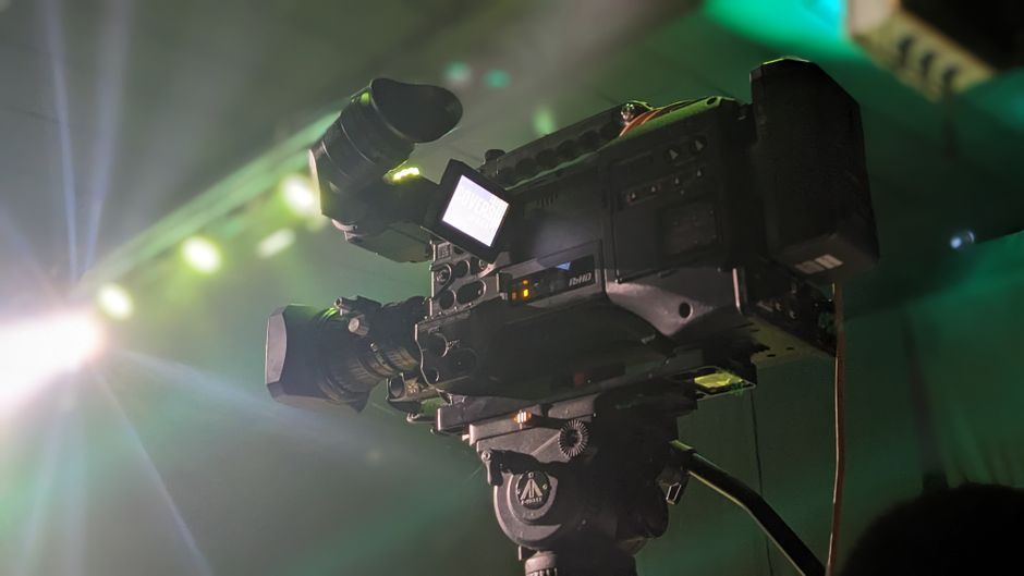 معدات التصوير داخل استوديو المسلسلات العربية في عام 2026