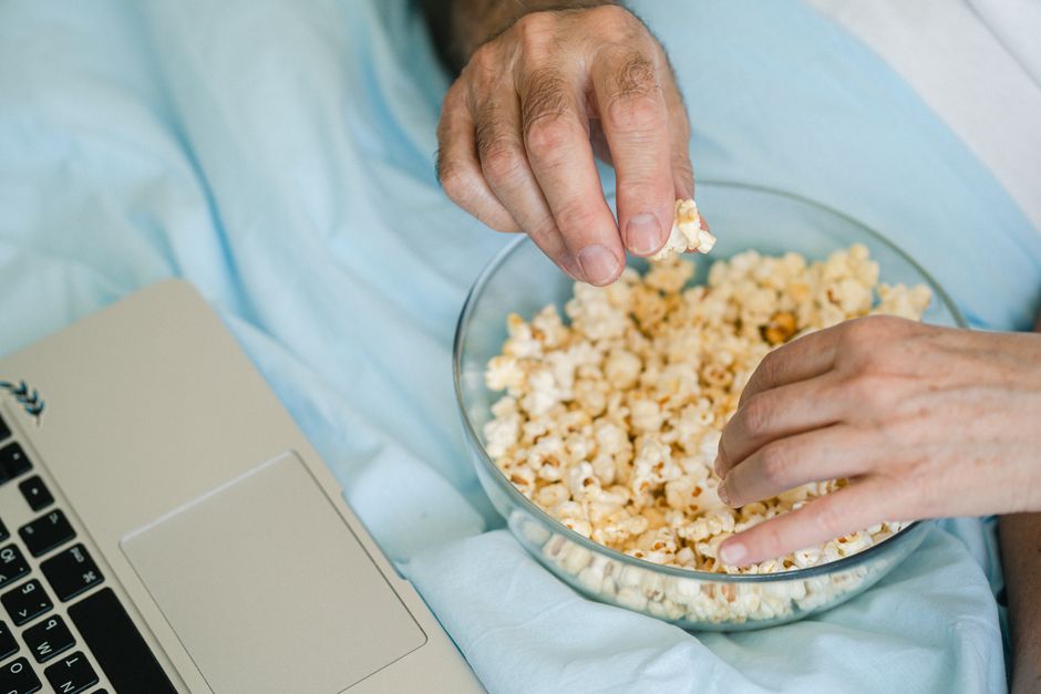 مشاهدة الأفلام العربية في المنزل عبر التطبيقات مع الفشار وشاشة التلفاز الذكي
