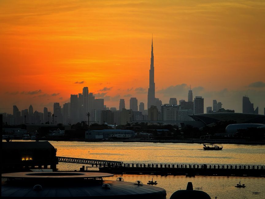 منظر أفق دبي مع برج خليفة عند غروب الشمس