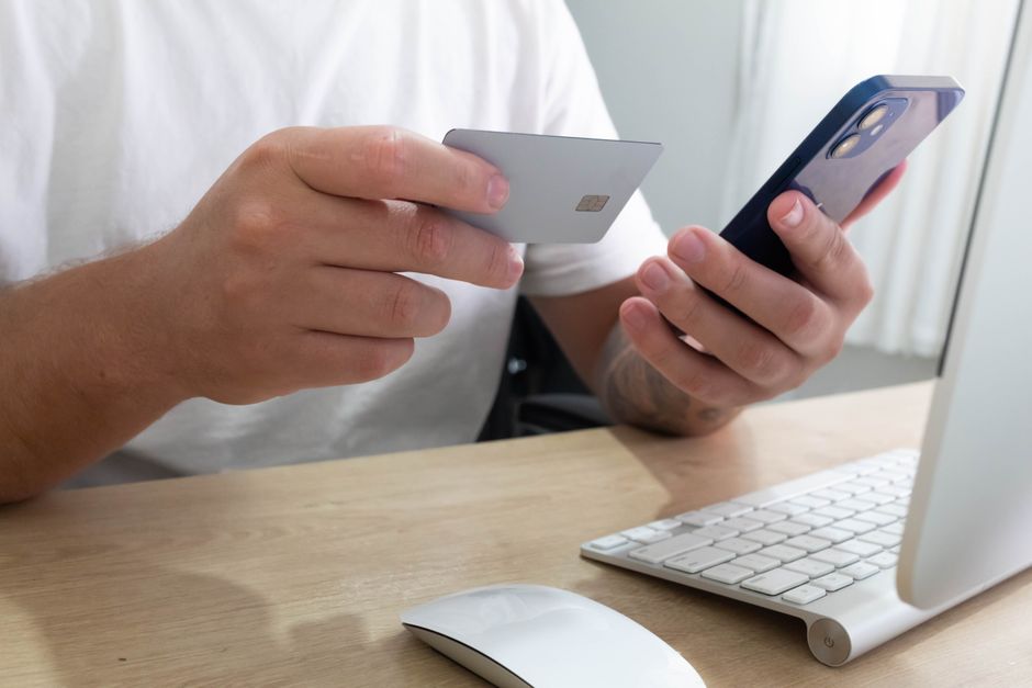 شخص يتصفح هاتف ذكي أثناء البحث عن عروض الهواتف الاقتصادية