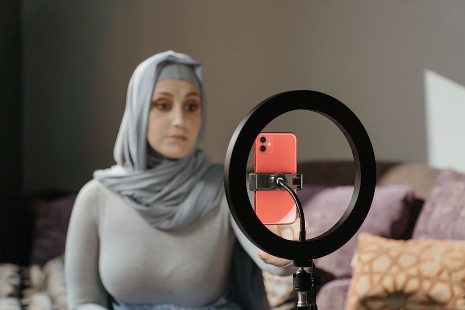 مؤثر سعودي يصوّر محتوى رقمي بواسطة هاتفه داخل الاستوديو