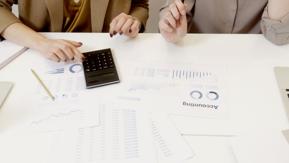 مستشار مالي سعودي يشرح العوائد المتوقعة لمستثمر عبر رسوم بيانية