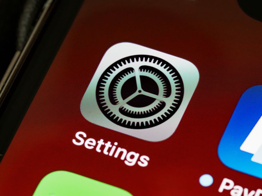 شاشة هاتف آيفون تعرض واجهة iOS 18 الجديدة