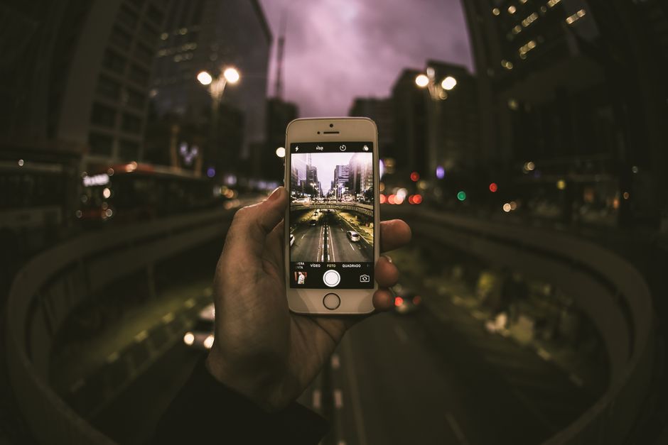 صورة ليلية ملتقطة بهاتف شاومي 14 أولترا في مدينة مضاءة