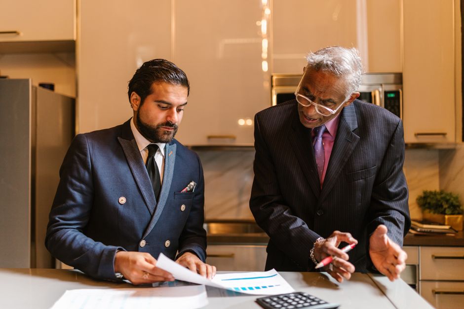 مستشار مالي يشرح لمستثمر سعودي أداء مؤشر تاسي في مكتب بالرياض