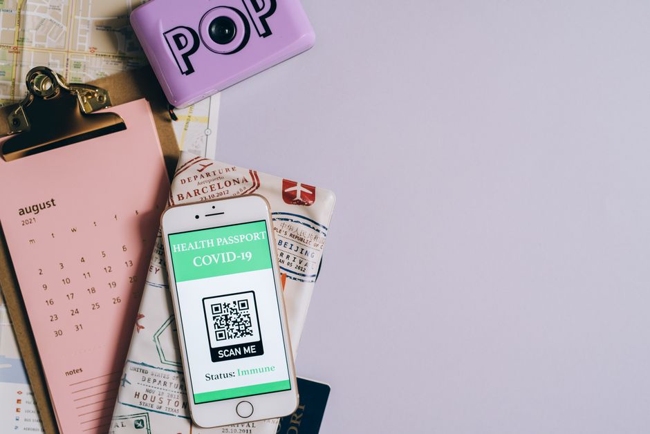 هاتف ذكي يعرض تذكرة حفلة رقمية برمز QR في السعودية