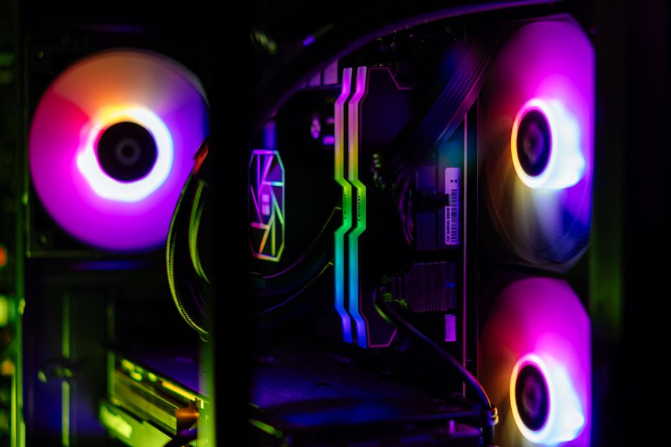 بطاقة RTX 5090 داخل حاسوب مخصص للألعاب مع إضاءة RGB