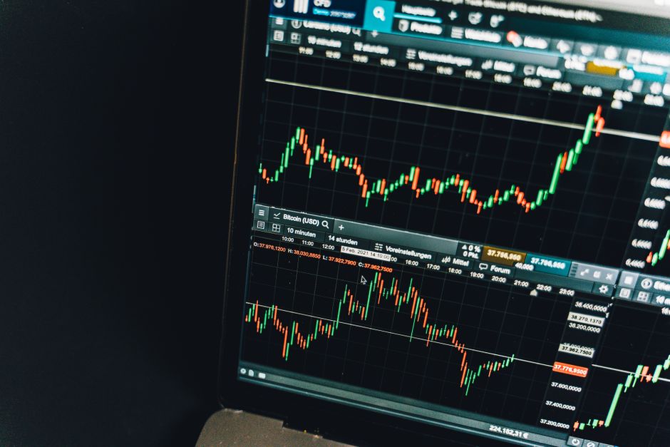 شاشات التداول في البورصة السعودية خلال جلسة سوق الأسهم