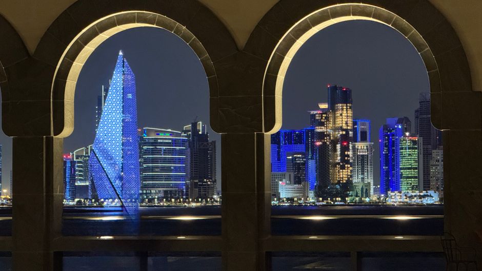أفق مدينة الدوحة ليلاً خلال شهر رمضان 2026