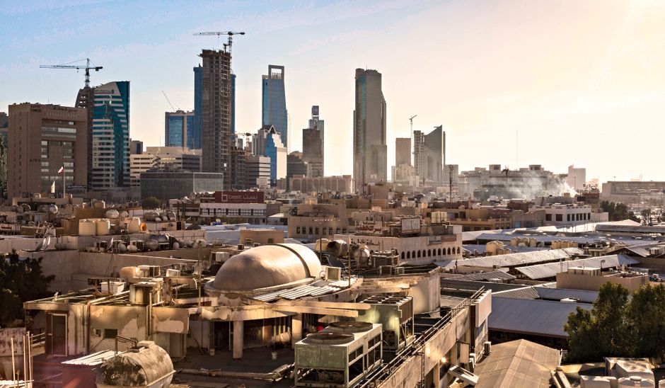 أفق مدينة الرياض الحديثة ليلاً مع أضواء فعاليات السعودية