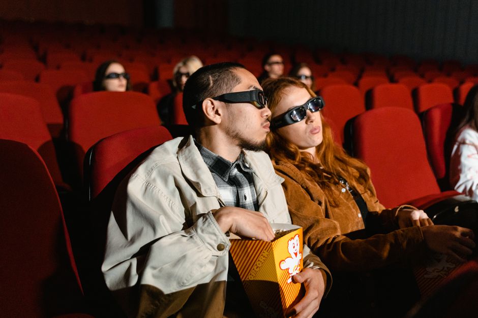 جمهور سعودي في صالة سينما أثناء مشاهدة أحد الأفلام الجديدة عام 2026