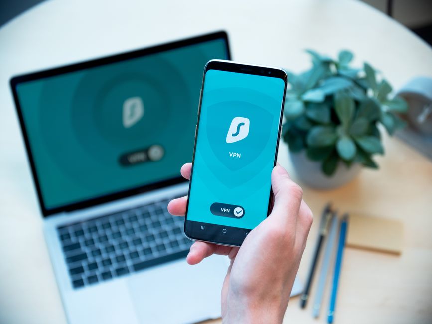 شخص يستخدم تطبيق شبكة VPN على هاتفه الذكي لتعزيز الأمان