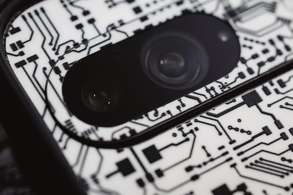 لقطة مقربة لكاميرا iPhone أثناء استخدام التصوير الاحترافي
