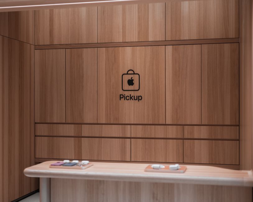 أحدث هواتف iPhone 16 معروضة في واجهة متجر تقني داخل السعودية