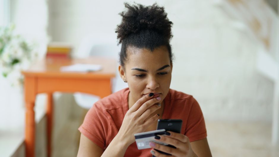 تسوق إلكتروني لشراء هاتف iPhone عبر متجر رقمي في السعودية