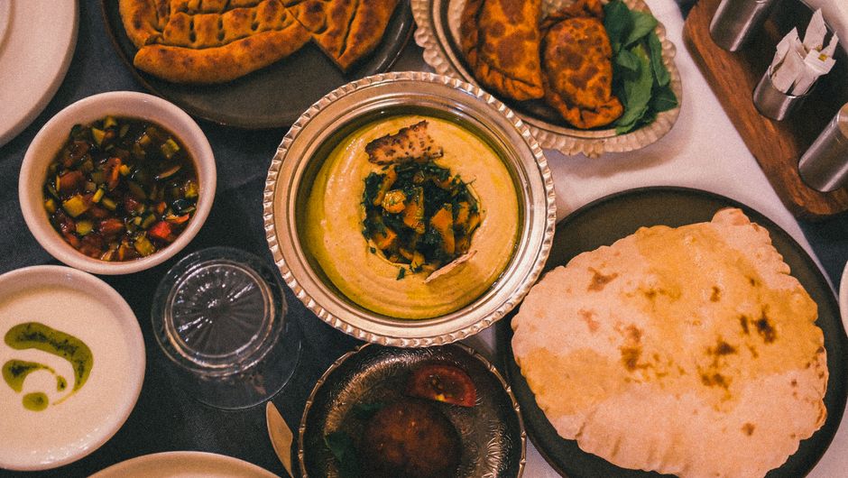طبق من الأكل السعودي التقليدي على مائدة عامرة بأصناف متنوعة