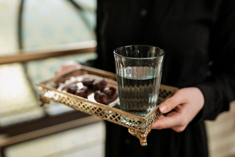 طبق قهوة عربية وتمور يحظى بمتابعة واسعة في محتوى الطعام الخليجي