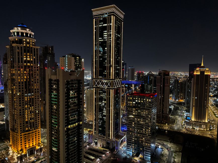 أفق مدينة دبي المضيء أثناء فعاليات دبي 2026