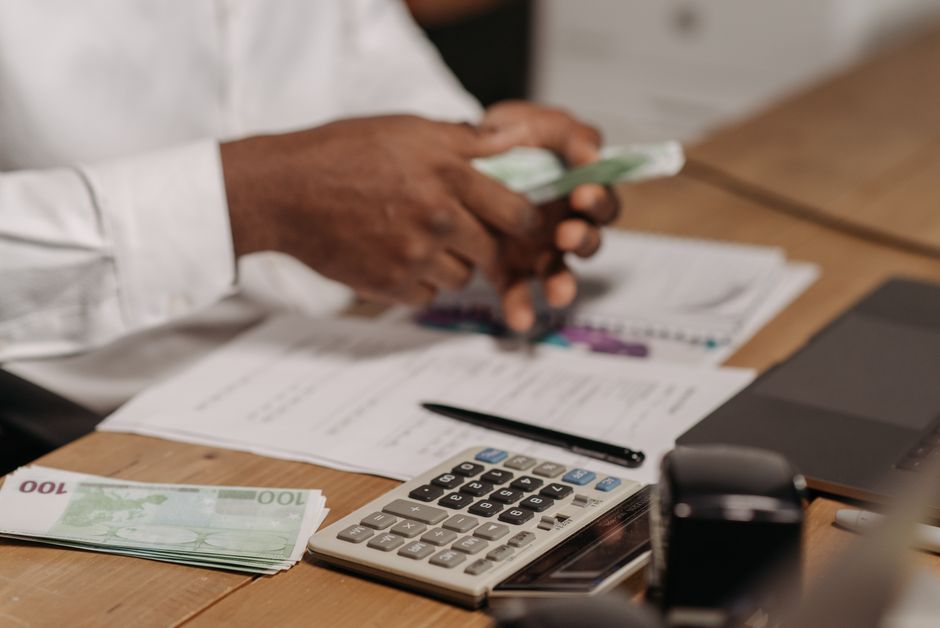 أوراق ووثائق تمويل مع عملات ريال سعودي وحاسبة مالية