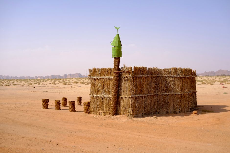 سياح يستكشفون موقع العلا الأثري في السعودية