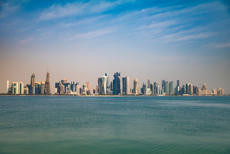 أفق مدينة الدوحة مع ناطحات السحاب الحديثة